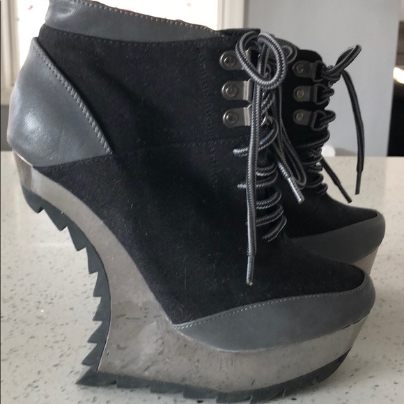 Heels - Picture 2 of 4